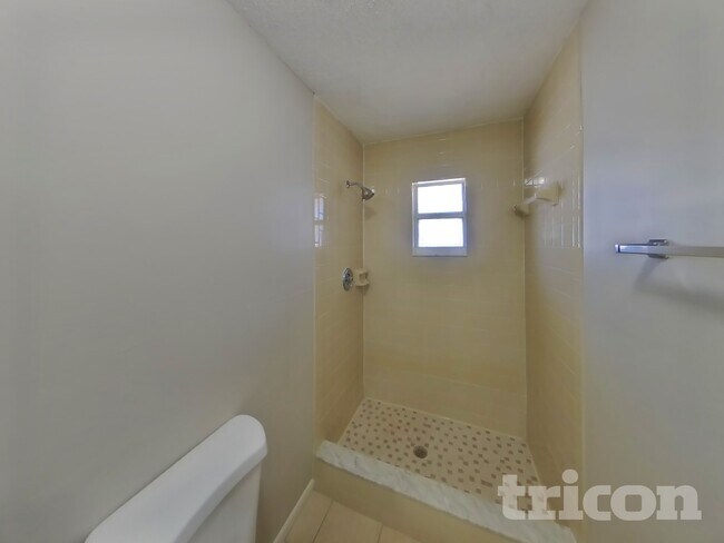 Building Photo - 6320 Moog Rd