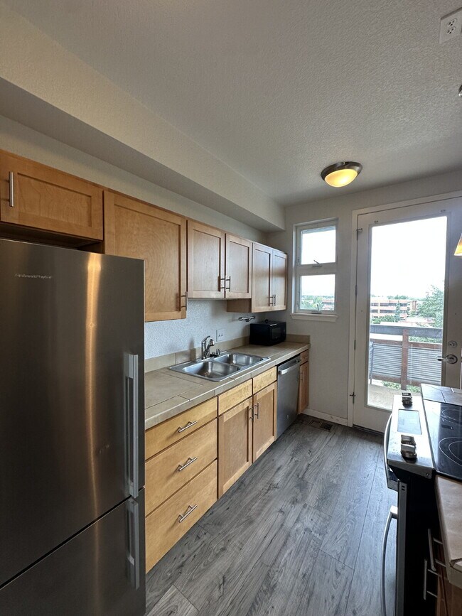 Building Photo - Now Available! Private room in 3 bed / 2 bath condo