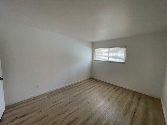 Building Photo - Remodeled 1 Bedroom in San Diego!! Water/Trash Included