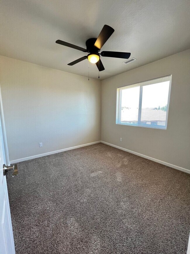 Building Photo - 3348 N Yavapai Rd E