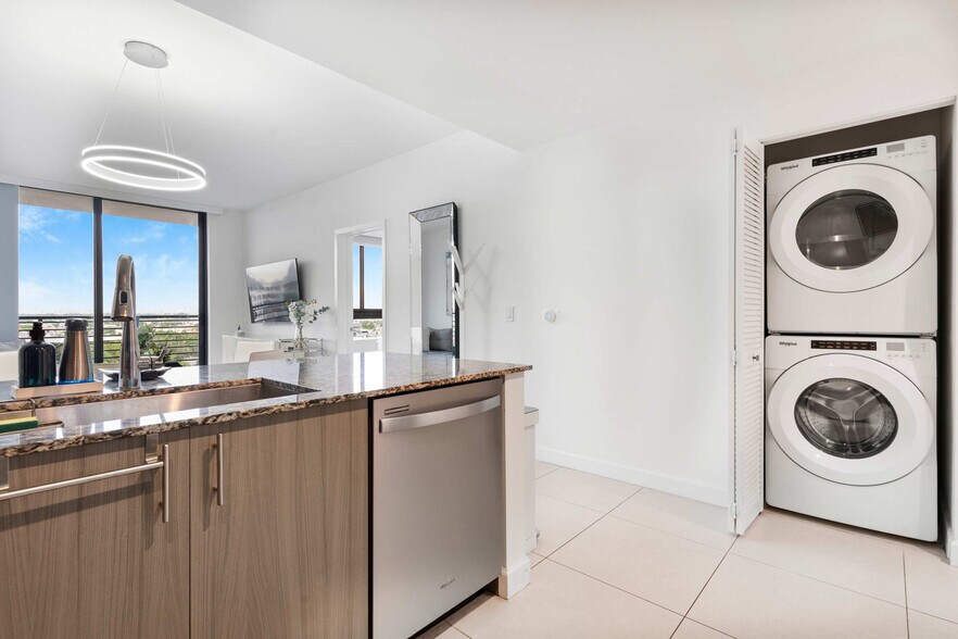 Building Photo - 5325 NW 85th Ave