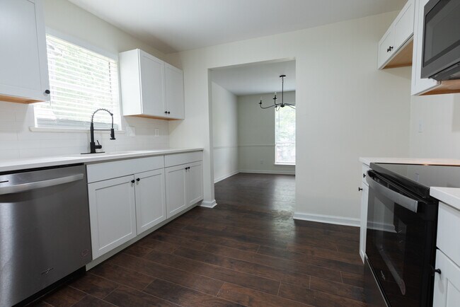 Building Photo - 605 Bonnie Bell Ln