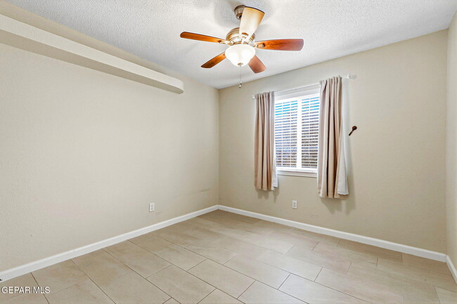 Building Photo - 1308 Rose Bud Ln