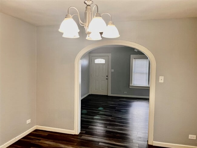 Building Photo - 106 N Eastwood St