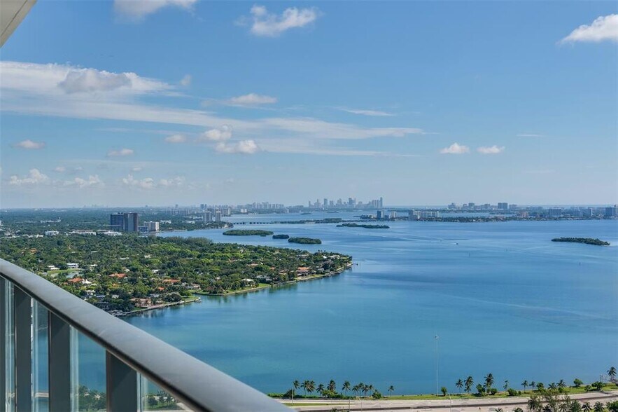 Building Photo - 3131 NE 7th Ave