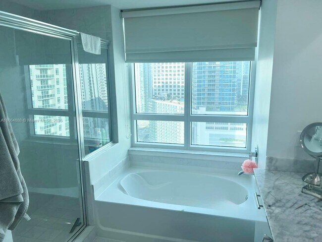 Building Photo - 950 Brickell Bay Dr