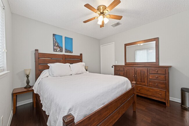 Building Photo - 35 Sheep Meadow Pl