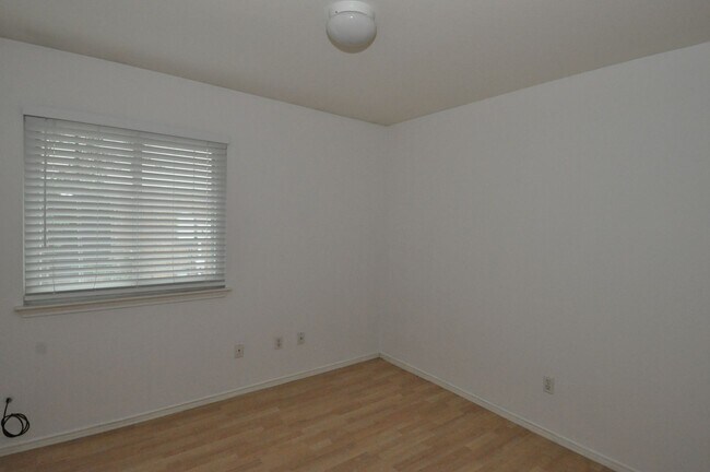 Building Photo - Great Location! All appliances included!