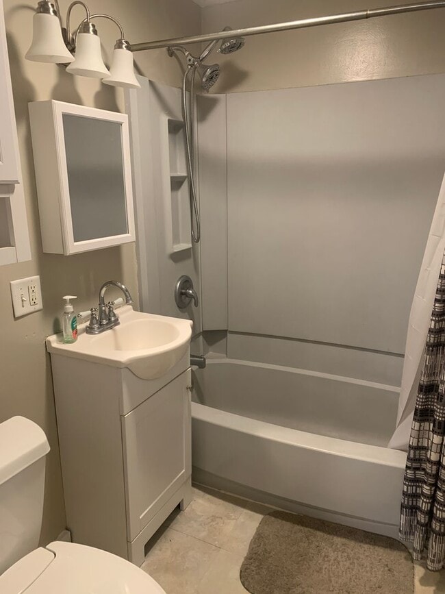 Building Photo - THREE BEDROOM TOWNHOME
