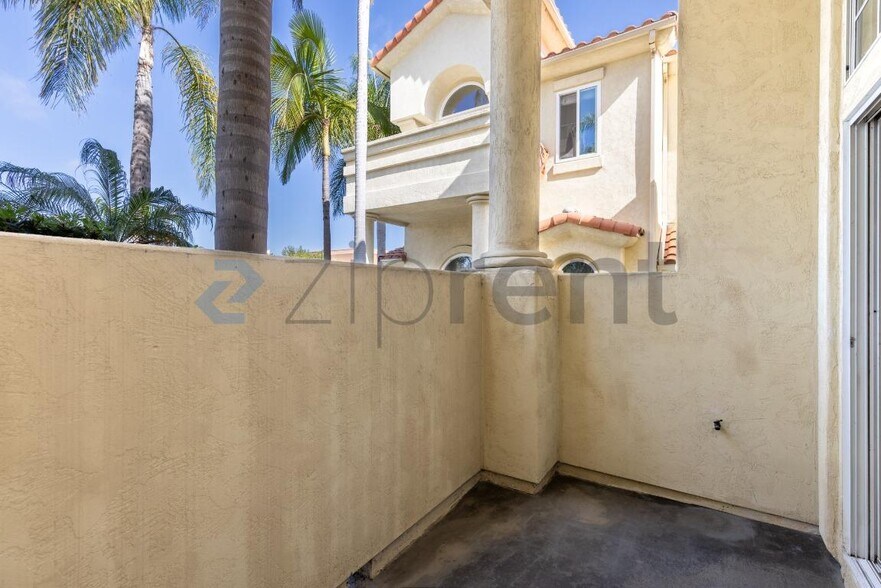 Building Photo - Unit