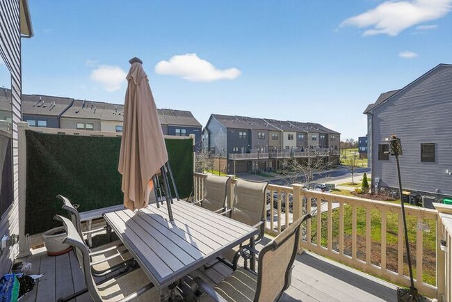 Building Photo - 10321 Vista Meadow Way