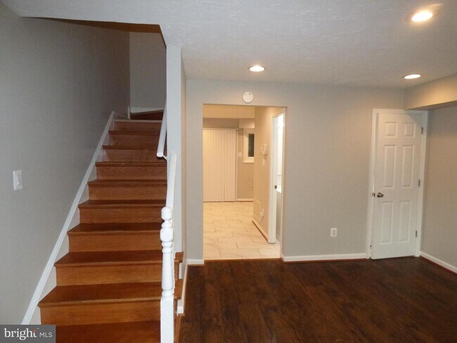 Building Photo - 1204 Westview Terrace