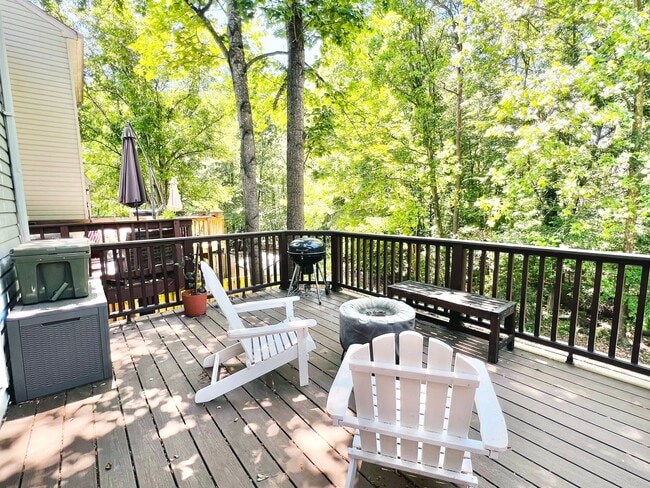 Building Photo - LAKE RIDGE TOWNHOUSE - HANDY TO QUANTICO A...