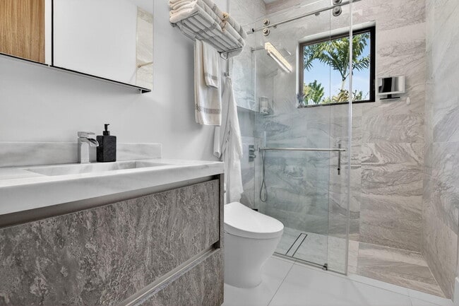 Building Photo - 334 Isle of Capri Dr