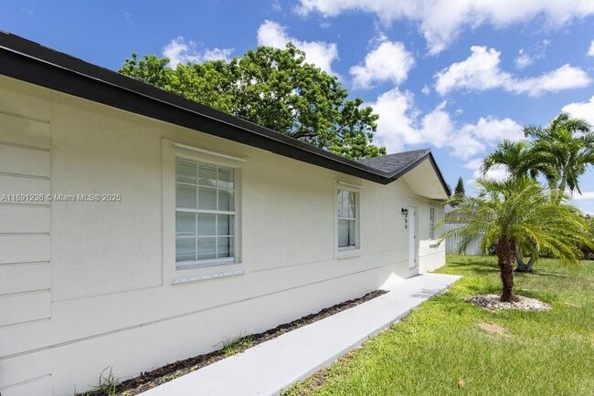 Building Photo - 355 SW 17th Ave