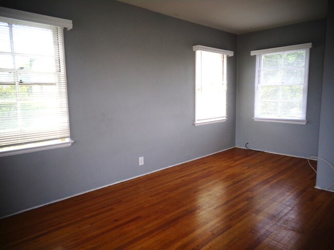 LR with 4 windows - 1723 E Erie St