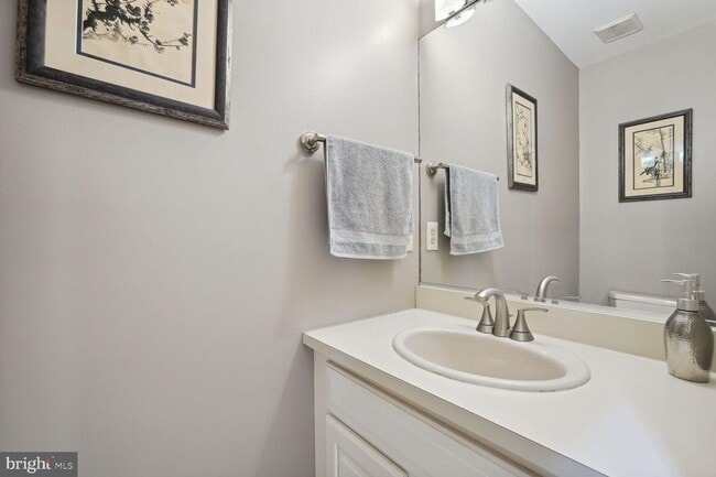 Building Photo - 5 Bed 4.5 Bath - Bethesda len Echo Heights...