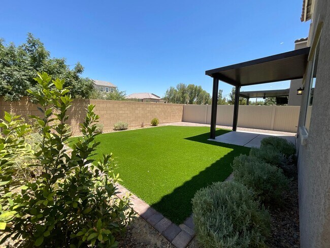 Building Photo - Home 3brs, 3bth, den, 2cg, private back yard.