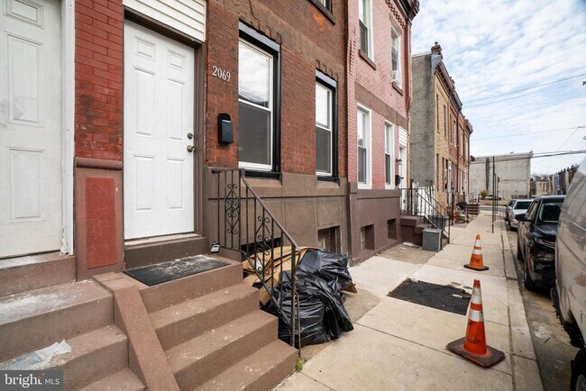 Building Photo - 2069 E Monmouth St