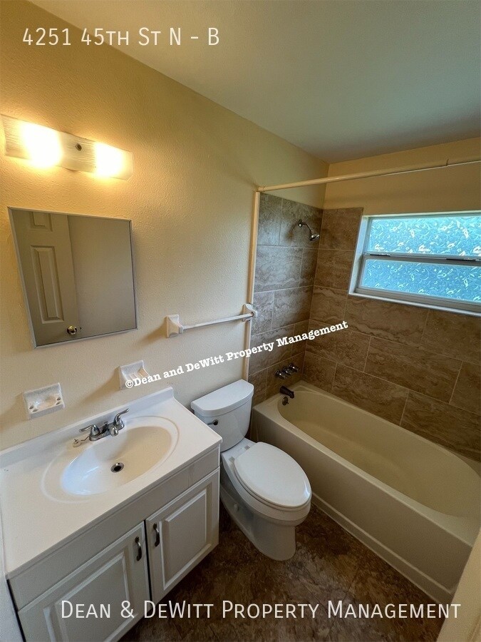 Building Photo - 2 Bed/1 Bath - Unit B