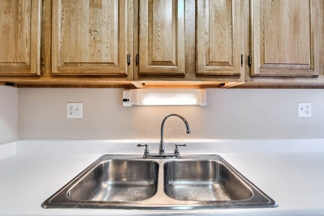 Building Photo - 130 E Highline Cir