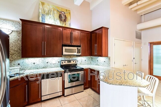 Building Photo - 705 Main St