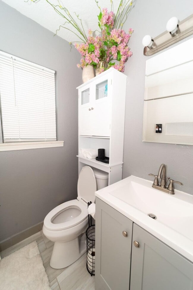 Building Photo - 1502 Acacia Dr