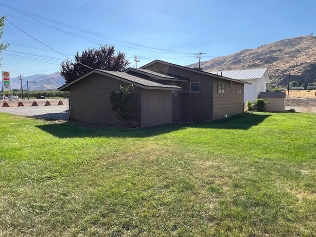 Building Photo - LOCATED IN ENTIAT! Cute 2 bed/1 bath home ...