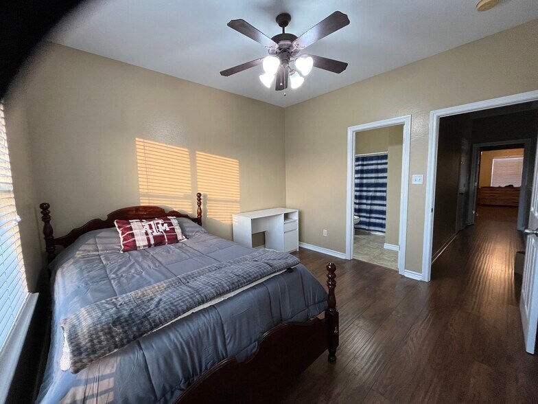 2nd Bedroom with Private Bathroom - 1425 W Villa Maria Rd