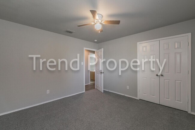 Building Photo - Beautiful Single Story 4 bedroom in Burles...