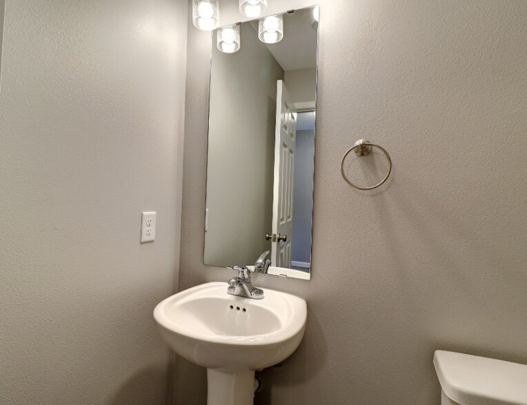 Building Photo - 3338 6th Way E