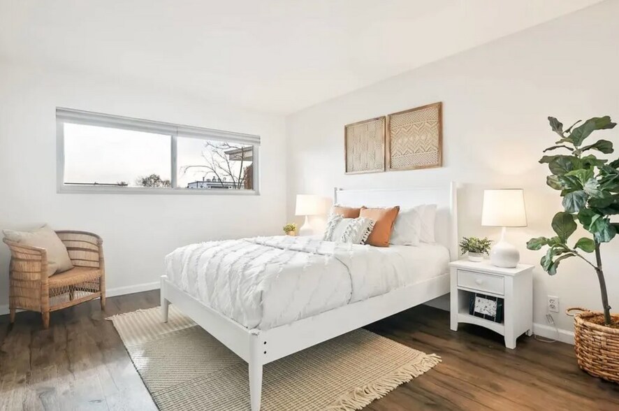 Building Photo - 525 N Sycamore Ave