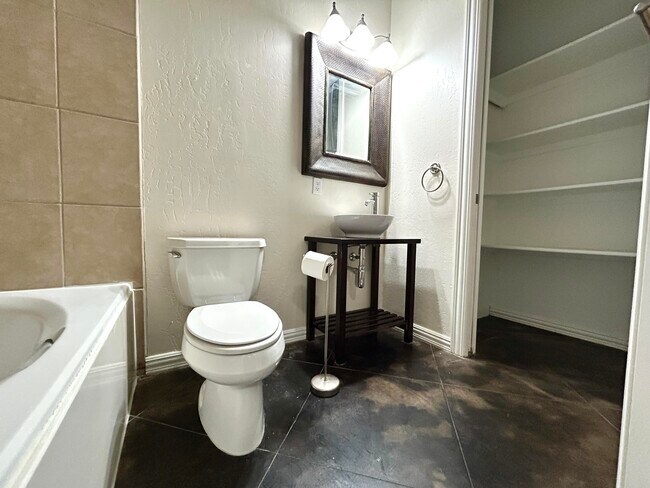 Building Photo - 1001 Pinzon St NW