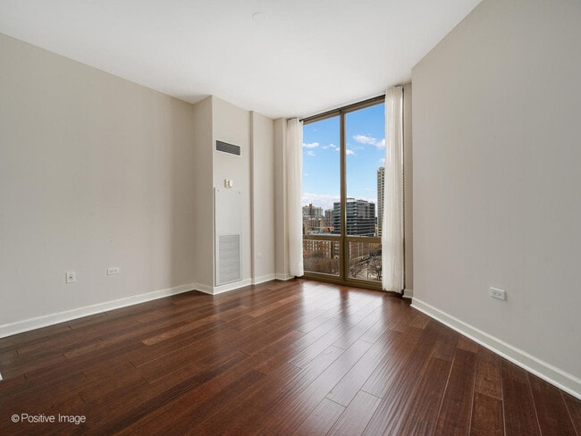 Building Photo - 1335 S Prairie Ave