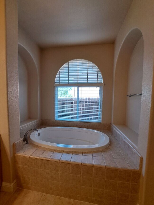 Building Photo - Move-in Special: Half Off the 1st Month's Rent – Charming 4 Bedroom House To Call Home!