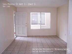 Building Photo - Spacious 3 Bedroom Unit