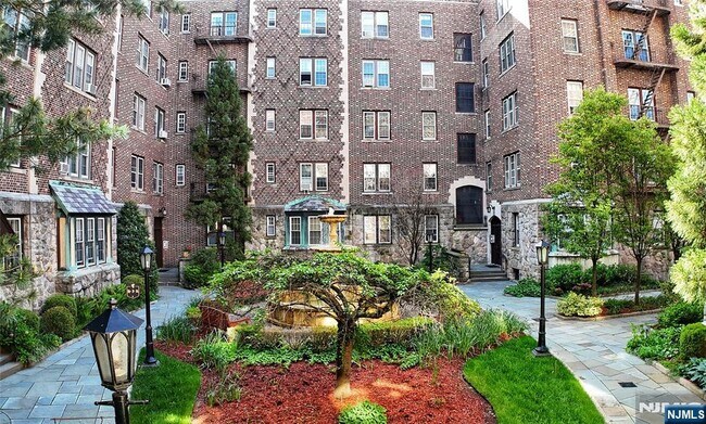 Building Photo - 275 Engle St