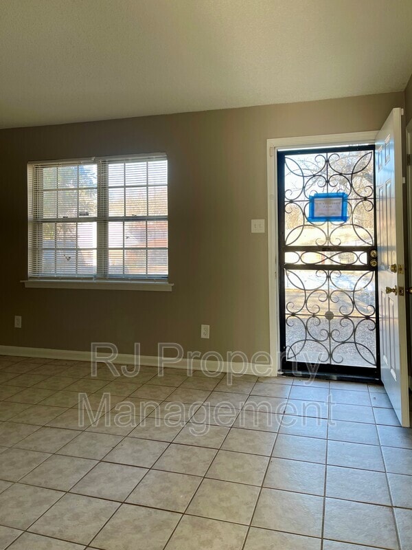 Building Photo - 4211 Lansdowne Dr