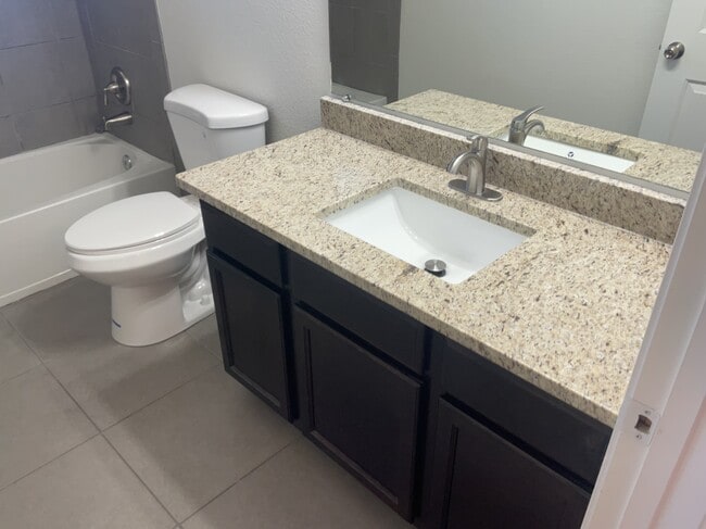 Building Photo - 904 Crown Ct NE