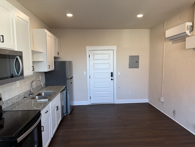 Building Photo - DT Cornelia Loft 3