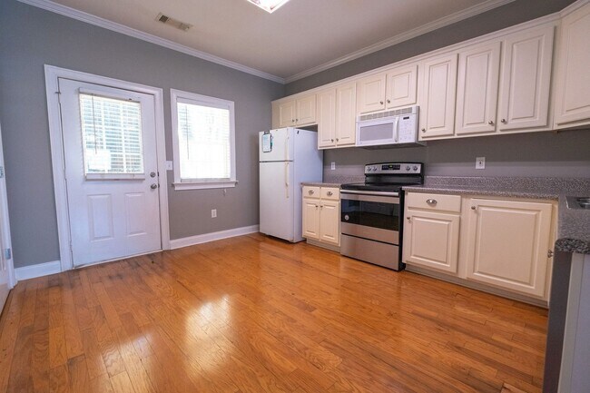 Building Photo - Available Now: 2 Bedroom, 2.5 Bath Condo in East Athens