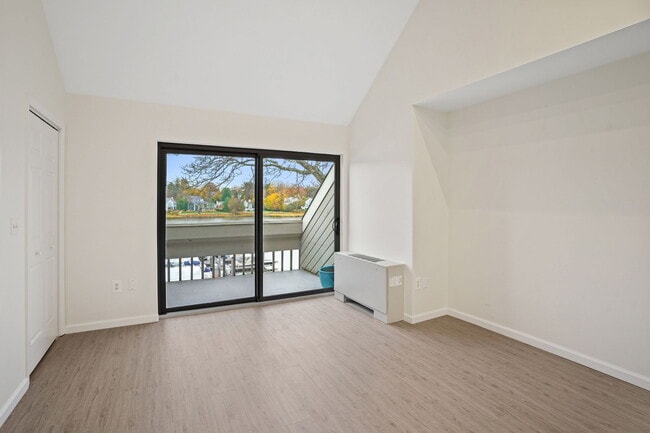 Building Photo - 7 River Rd