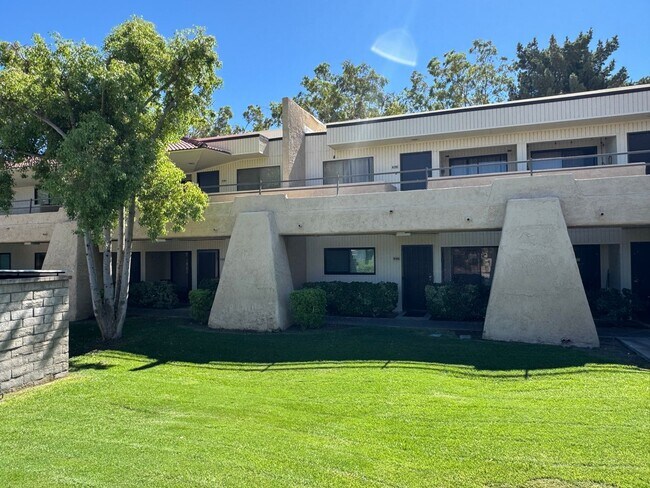 Building Photo - Long Term - Beautifully Updated 1 Bedroom Condo in Palm Springs Villas II