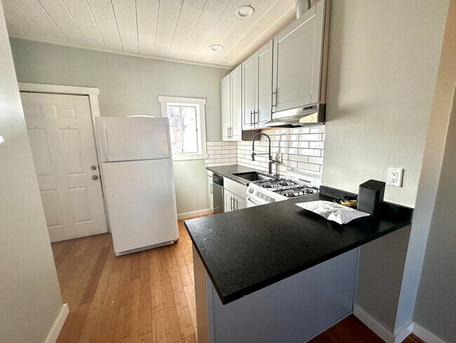 Building Photo - Charming One Bedroom Home in Sunnyside!