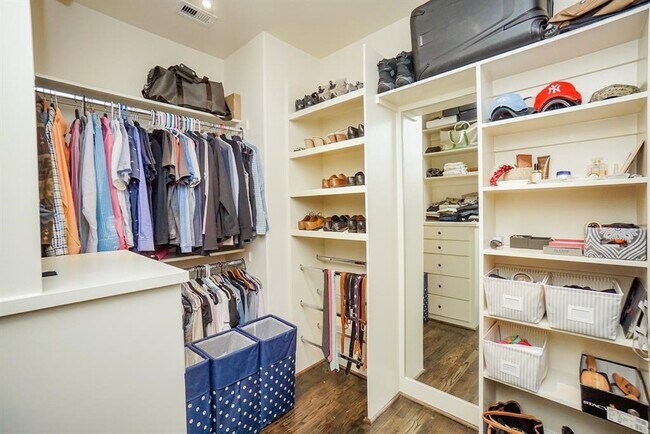 Building Photo - 1108 Peveto St