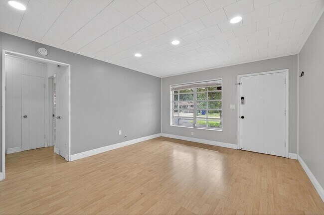 Building Photo - 6219 SW 20th Ct