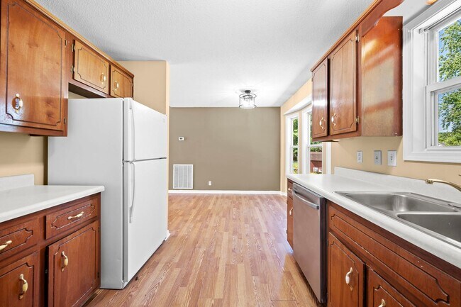 Building Photo - Charming Brick Ranch with Spacious Living Areas & Beautiful Bay Window Views!