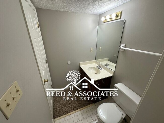 Building Photo - Charming Town Home with FRESH NEW PAINT!