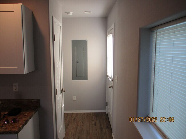 Building Photo - Beautifully remodeled 3 bed, 3 bath Duplex