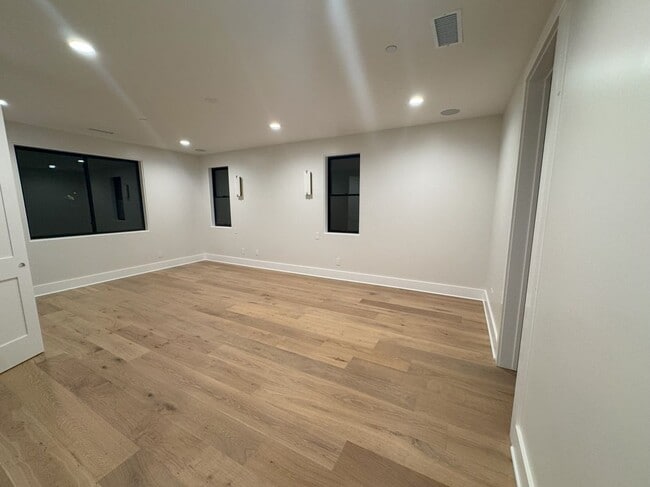 Building Photo - 3312 Kenilworth Dr